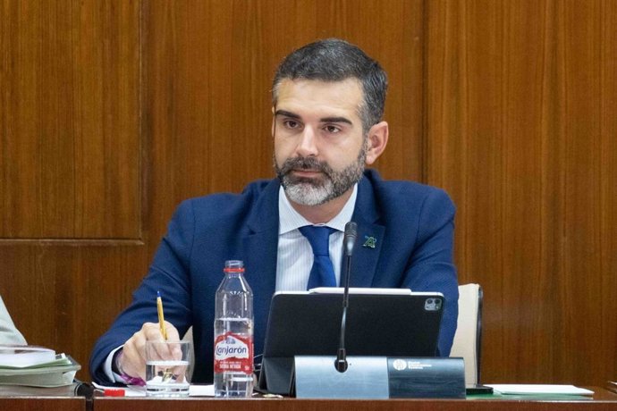 El consejero de Sostenibilidad, Medio Ambiente y Economía Azul, Ramón Fernández-Pacheco, en comisión parlamentaria