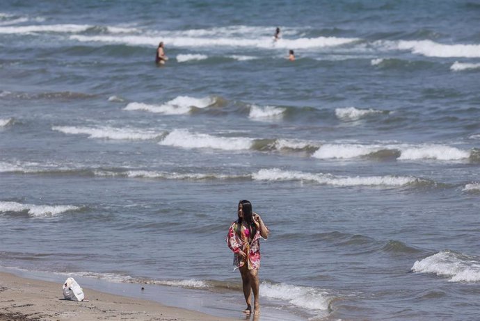 Varias personas se bañan en la playa de la Malvarrosa en imagen de archivo