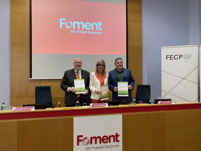 El director d'Economia de Foment del Treball, Salvador Guillermo; la presidenta de la FEGP, Neus Lloveras, i el soci consultor d'Activa Prospect i autor de l'estudi, David Moreno