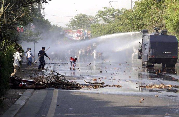 La Policía de Pakistán utiliza cañones de agua contra personas que se manifiestan contra la detención del ex primer ministro Imran Jan