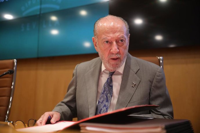El presidente de la Diputación de Sevilla, Fernando Rodríguez Villalobos, durante la jornada de Pleno. 