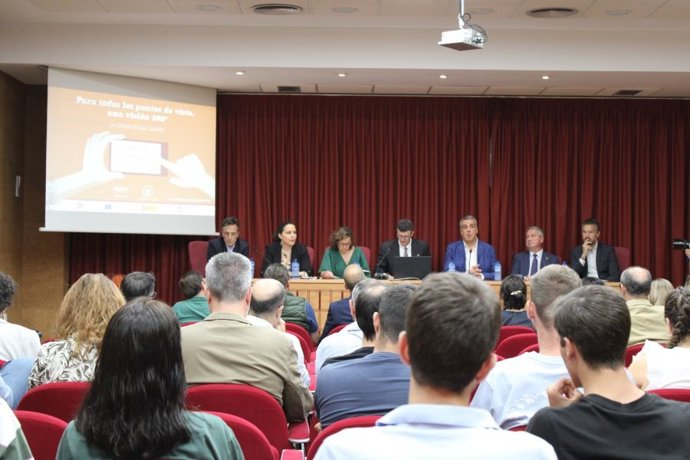 Responsables de la US y de RTVE Instituto, en la presentación del nuevo máster propio en Periodismo 360 que se oferta el próximo curso.