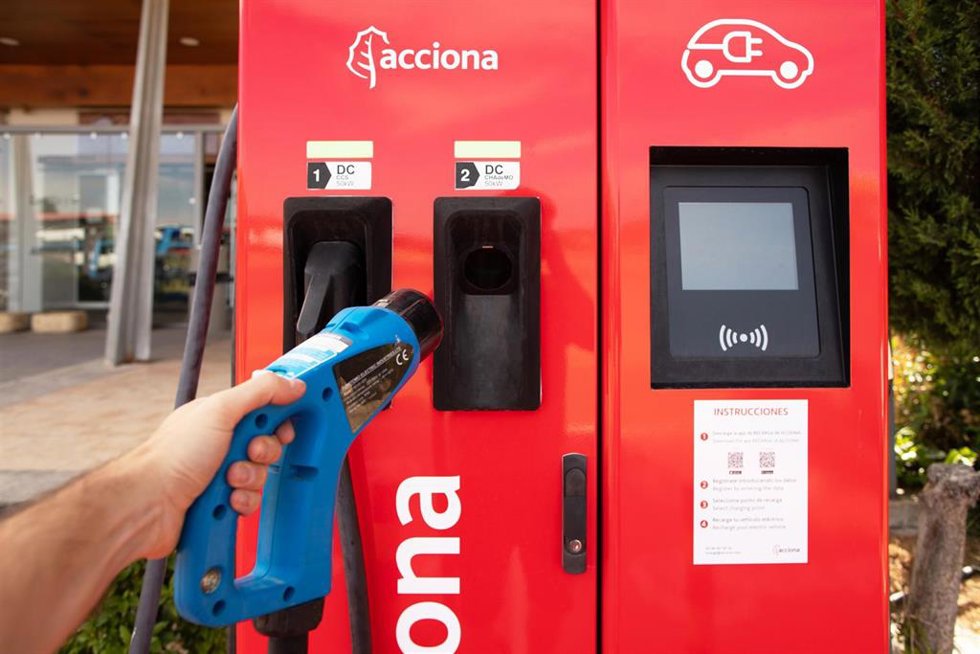 Archivo - Punto de recarga de vehículo eléctrico de Acciona Energía