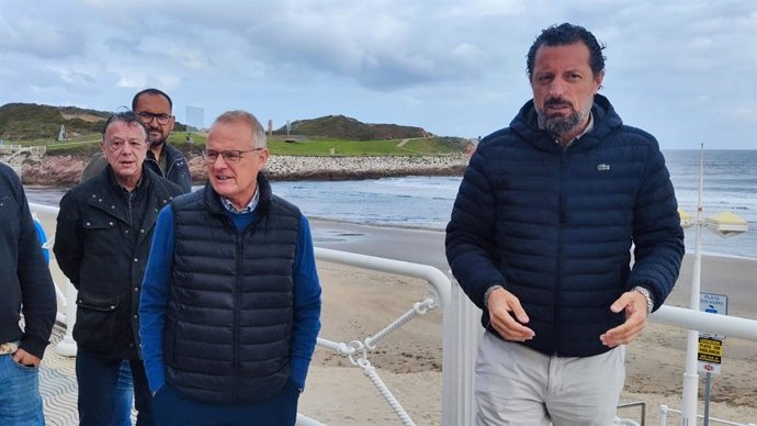 El candidato del PP a la presidencia del Principado, Diego Canga, en Salinas.
