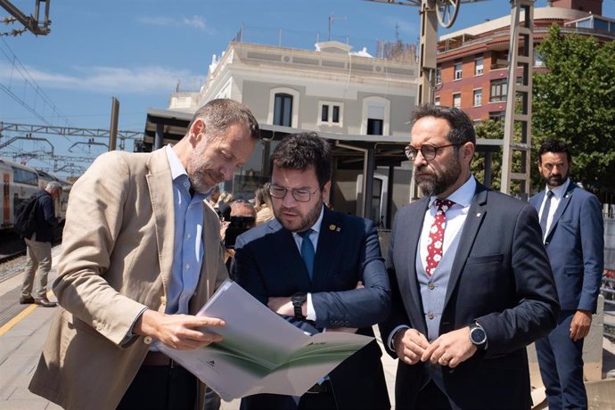 (I-D) El director general de Adif, Ángel Contreras; el presidente de la Generalitat de Catalunya, Pere Aragons y el conseller de Territorio, Juli Fernández, durante su visita a la estación de Renfe de Gav.