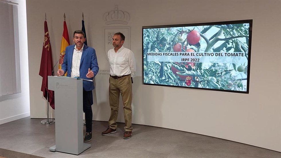 El consejero y el secretario general de ASAJA, Alfonso Gálvez, durante la rueda de prensa