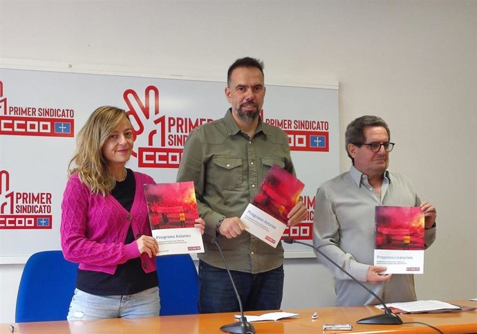 La responsable de Política Institucional de CCOO de Asturias, Ana María Rodríguez; el secretario general de CCOO de Asturias, José Manuel Zapico; y el responsable de Área Externa de CCOO de Asturias, Antonio Masa.