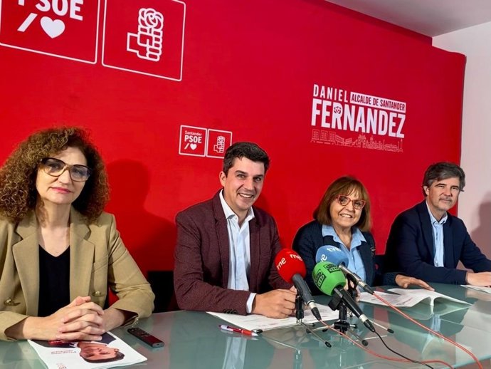 El candidato del PSOE a la Alcaldía de Santander, Daniel Fernández, presenta el programa electoral con el que concurrirá a las elecciones del 28 de mayo.