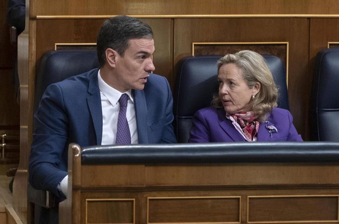 Archivo - El presidente del Gobierno, Pedro Sánchez, y la vicepresidenta primera y ministra de Asuntos Económicos y Transformación Digital, Nadia Calviño, en el Pleno del Congreso de los Diputados, a 24 de enero de 2023, en Madrid (España). Sánchez ha i