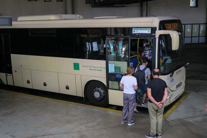 Archivo - La Junta ampliará al 60% el descuento en el viaje en transporte público con la tarjeta del Consorcio