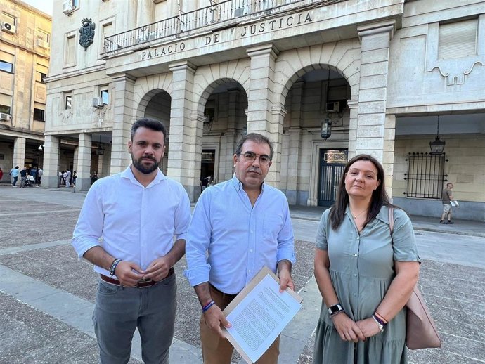 Los populares ante el edificio de la Audiencia