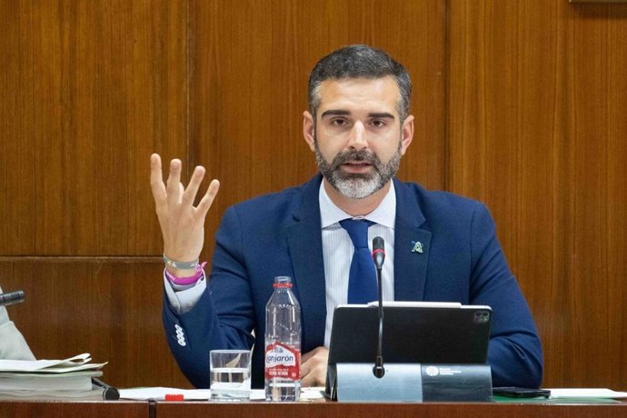 El consejero de Sostenibilidad, Medio Ambiente y Economía Azul, Ramón Fernández-Pacheco, en comisión parlamentaria