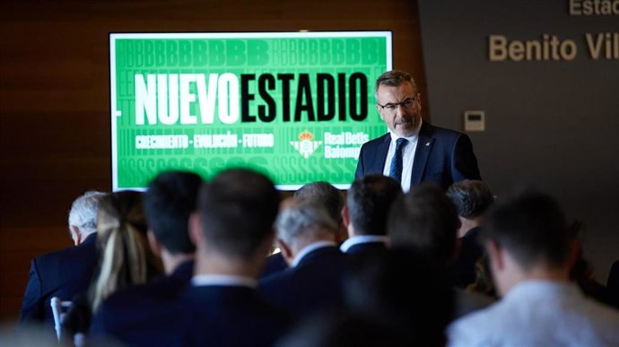 Javier Doña, director del Proyecto Nuevo Estadio del Betis, explica el proyecto a las candidaturas finalistas