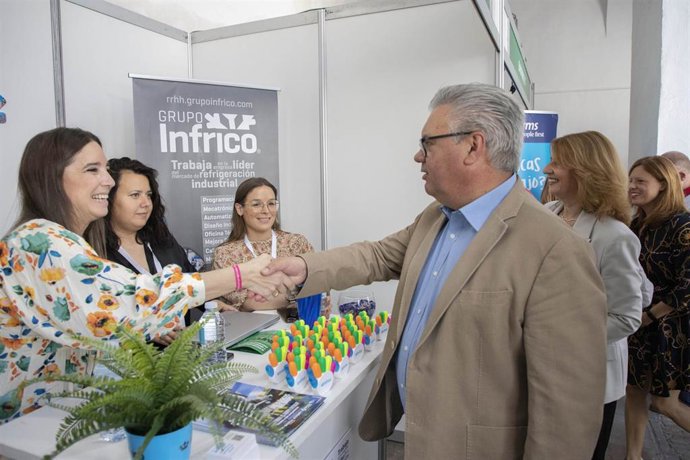 El delegado de Recursos Humanos, Vivienda, Intermediación Hipotecaria e Innovación Tecnológica de la Diputación de Córdoba, Esteban Morales, visita un estand de 'Impulso 2023'.