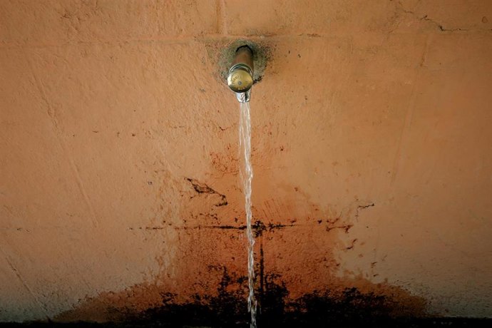 Archivo - Un grifo abierto en una fuente.