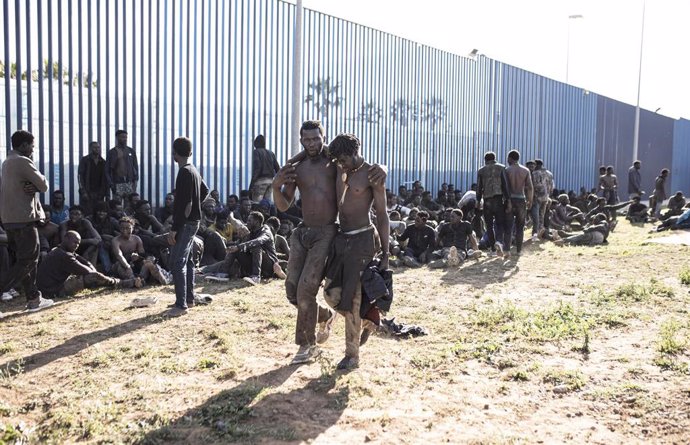 Archivo -  Unos 500 migrantes de origen subsahariano consiguen saltar la valla de Melilla, a 2 de marzo de 2022, en Melilla (España). 