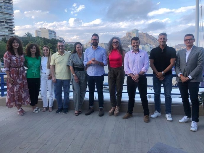 El candidato de Ciudadanos (CS) a la Alcaldía de Alicante, Adrián Santos, y miembros de su candidatura se reúnen con representantes del sector turístico.