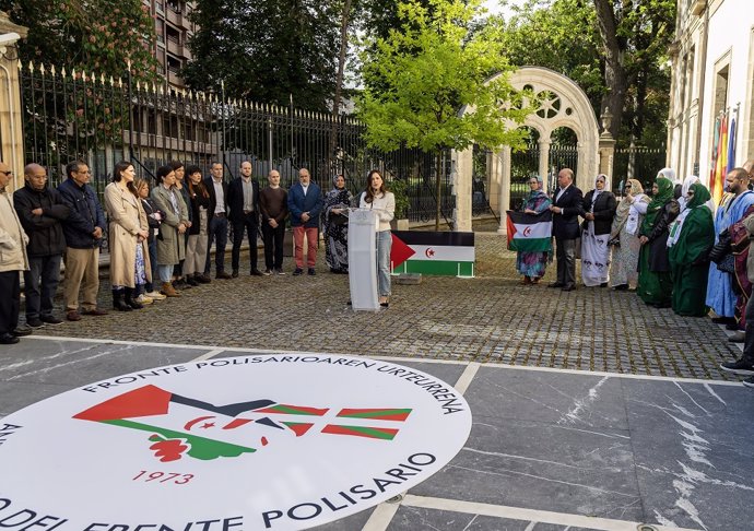 El acto, celebrado en el exterior de la Cámara, ha contado con la presencia de una delegación saharaui