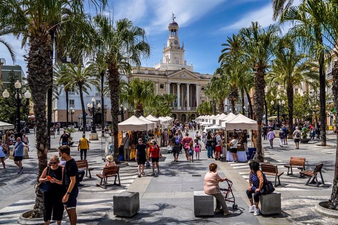 Turistas, cuya mayoría provienen  del crucero anclado en el puerto de Cádiz, en la Plaza de San Juan de Dios, donde se encuentra el Ayuntamiento de la capital a 27 de abril del 2023.