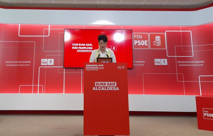 La candidata del PSN al Ayuntamiento de Pamplona, Elma Saiz, en la rueda de prensa