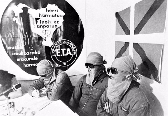 Archivo - Miembros de ETA ofrecen una rueda de prensa, a 15 de octubre de 1998, en España. 