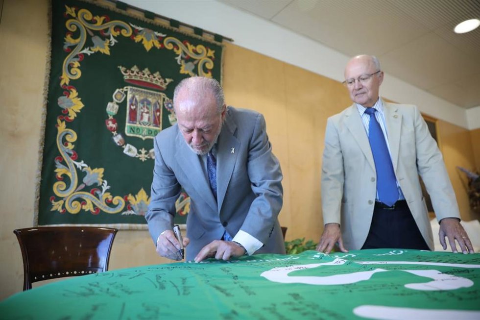 El presidente de la Diputación de Sevilla, Fernando Rodríguez Villalobos, con Ignacio Sánchez-Mejías, secretario general de la Asociación en Sevilla.