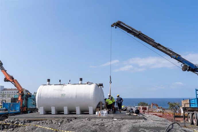 Archivo - Operarios trabajan en las obras de instalación de depósitos de mezcla de agua 