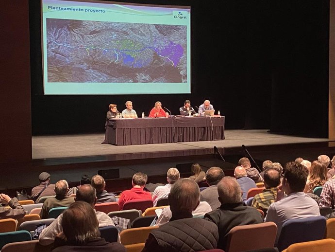 Archivo - Hita, en una reunión con la Comunidad de Regantes de la margen derecha del río Cidacos