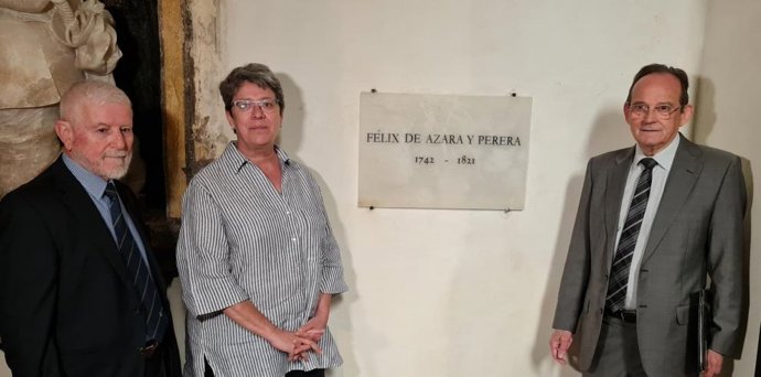 La directora general de Patrimonio Cultural del Gobierno de Aragón, Marisancho Menjón, junto al investigador José Ignacio Lorenzo, y Francisco Jordán de Urriés y Azara, descendiente del naturalista