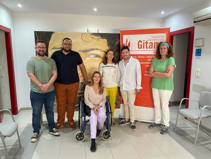 Concha Insúa Con Los Responsables De La Fundación Secretariado Gitano De Granada.