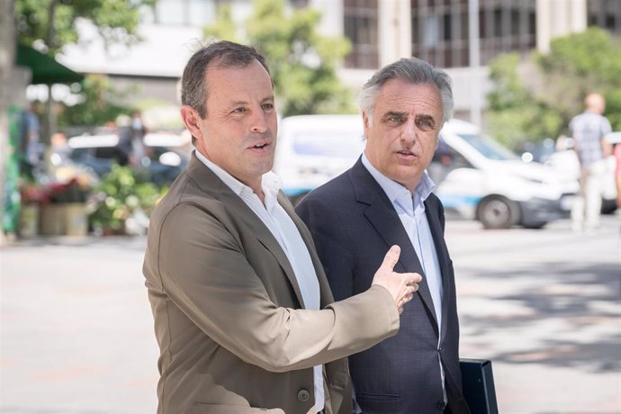 El expresidente del FC Barcelona Sandro Rosell (i) y su abogado, Pau Molins (d), a su salida de los Juzgados de Plaza de Castilla.