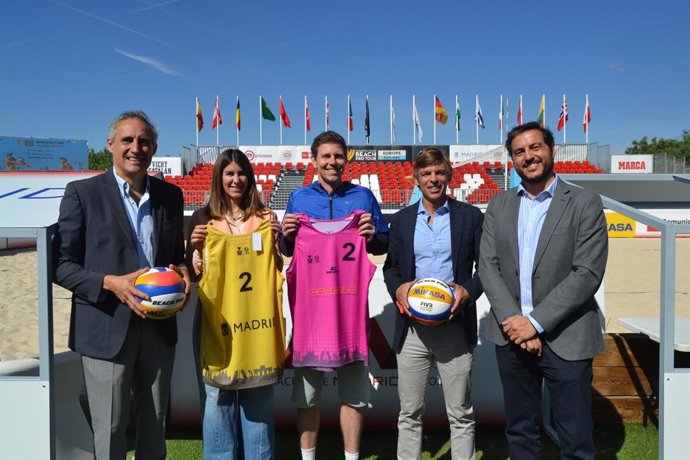 La concejala de Deportes del Ayuntamiento de Madrid, Sofía Miranda, y el viceconsejero de Deportes de la Comunidad de Madrid, Alberto Tomé, presentan el Volleyball World Beach ProTour Futures, que tendrá lugar del 11 al 21 de mayo.