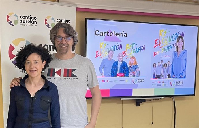 Mónica López, número dos de Contigo Navarra al Ayuntamiento de Pamplona, y Daniel López, númer 3 al Parlamento de Navarra, presentan el lema e imagen de la coalición para la campaña electoral.