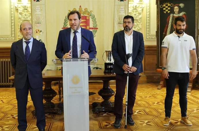 Puente recibe al Vrac en el Ayuntamiento