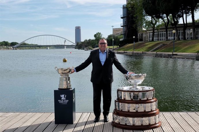 Arturo Bernal, consejero de Turismo, Cultura y Deporte de la Junta de Andalucía, posa con los trofeos de la Copa Davis y la Billie Jean King Cup en Sevilla