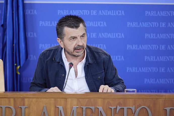 El portavoz del Grupo Parlamentario Popular, Toni Martín, durante la ronda de ruedas de prensa de portavoces de los grupos parlamentarios con motivo de la reunión de la Mesa y de la Junta de Portavoces en el Parlamento de Andalucía, a 10 de mayo de 2023