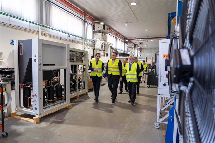 El consejero de Universidad, Investigación e Innovación, José Carlos Gómez Villamandos,(centro) visita las instalaciones del Grupo Keiter en Lucena (Córdoba)