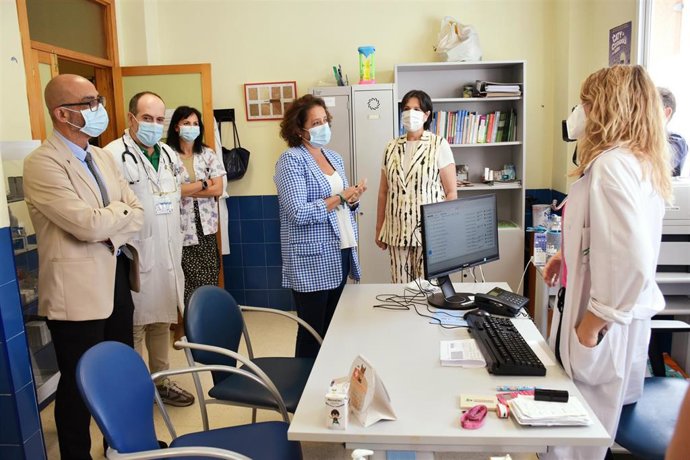 Catalina García visita Albolote (Granada) para conocer la evolución del proyecto del centro de salud.