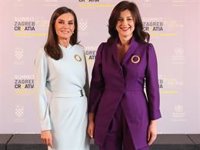 La Reina Letizia enamora en Croacia recuperando su aplaudido (y casi inédito) vestido azul bebé