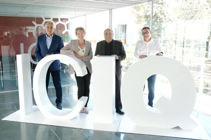El conseller Nadal, en el centro, durante la visita