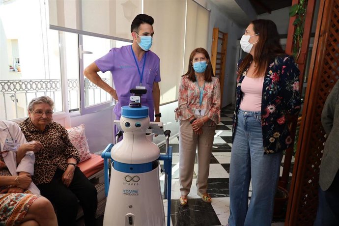 Loles López saluda a una anciana en la residencia de mayores 'El Salvador' de Pedroche.