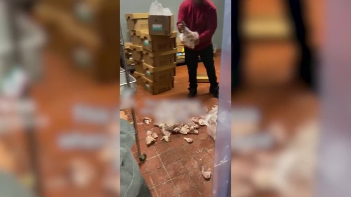 Este ex empleado de Popeyes destruye una sucursal furioso por un problema con su salario