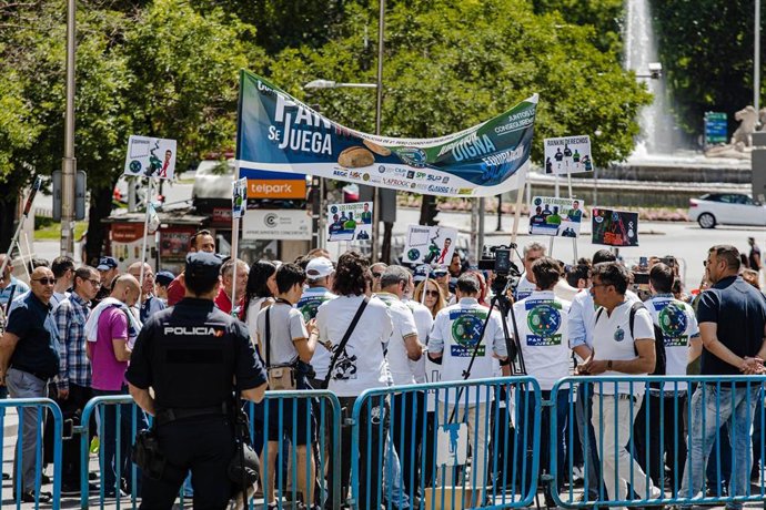 La plataforma de policías y guardias civiles piden frente al Congreso una jubilación digna