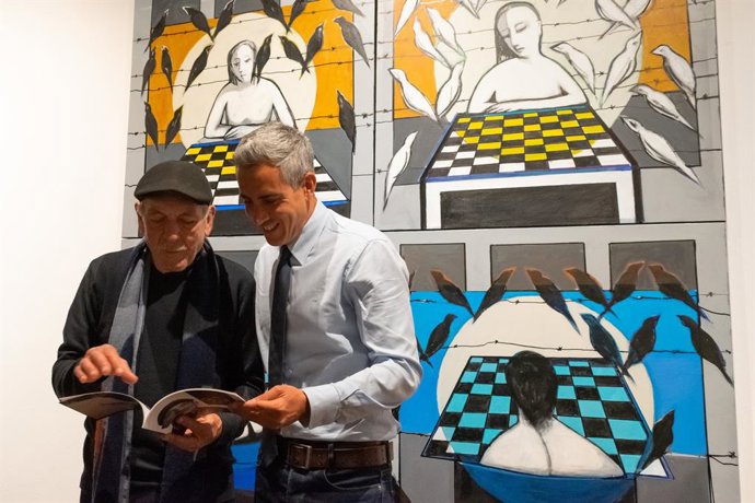 El vicepresidente y consejero de Universidades, Igualdad, Cultura y Deporte, Pablo Zuloaga, presenta el catálogo de la exposición de Roberto Orallo.