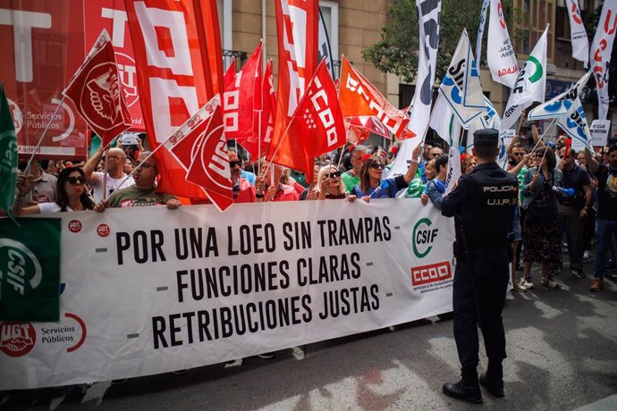 Manifestantes durante una concentración de funcionarios de la administración de Justicia, frente al Ministerio de Justicia, a 4 de mayo de 2023, en Madrid (España).