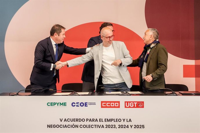 (I-D) Los presidentes de Cepyme y CEOE, Gerardo Cuerva, Antonio Garamendi, y los secretarios generales de CCOO y UGT, Unai Sordo y Pepe Álvarez, tras firmar este miércoles el V AENC