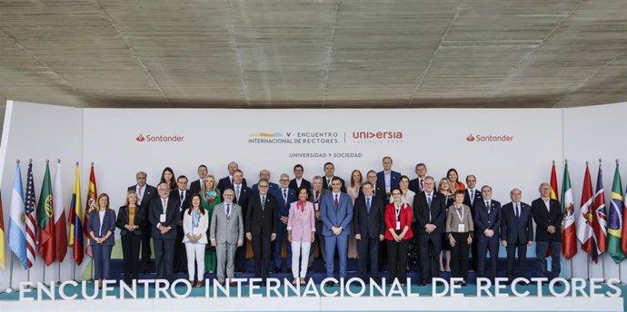 Foto de familia de los asistentes al V Encuentro Internacional de rectores Universia, en la Ciudad de las Artes y las Ciencia