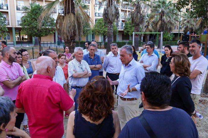 El candidato del PP a la Alcaldía de Sevilla, José Luis Sanz, con vecinos de la plaza del Hangar, en Sevilla Este.