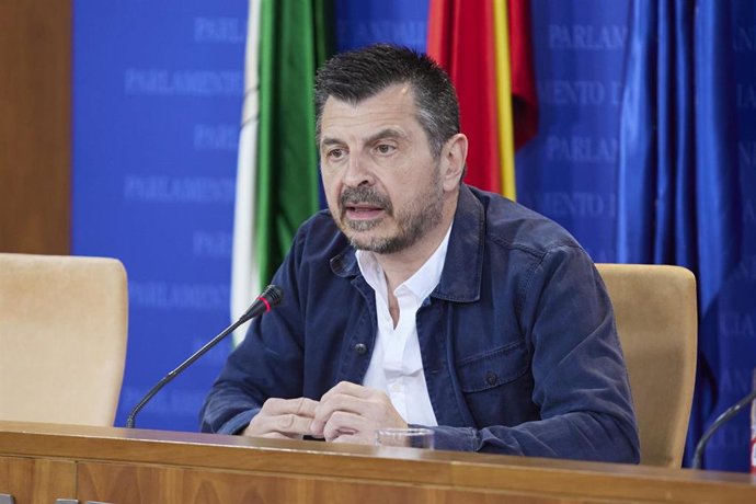 El portavoz del Grupo Parlamentario Popular, Toni Martín, durante la ronda de ruedas de prensa de portavoces de los grupos parlamentarios con motivo de la reunión de la Mesa y de la Junta de Portavoces en el Parlamento de Andalucía, a 10 de mayo de 2023