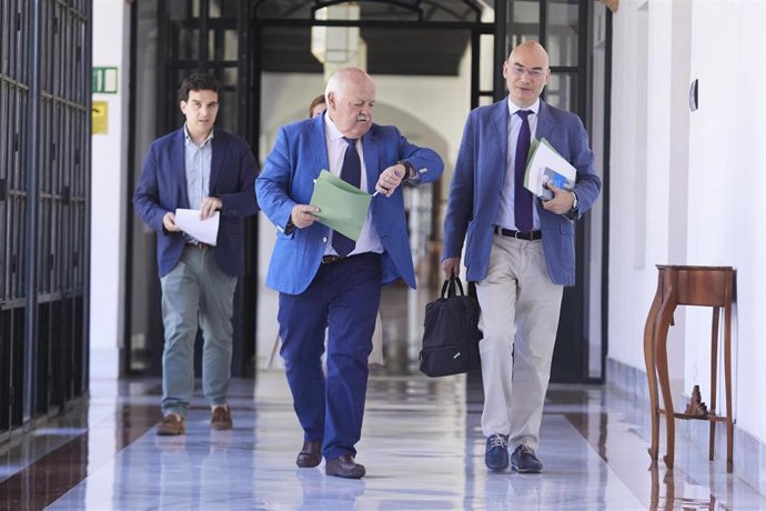 El presidente del Parlamento andaluz, Jesús Aguirre (i), y el letrado mayor, Manuel Carrasco (d), en los pasillos de la Cámara autonómica.